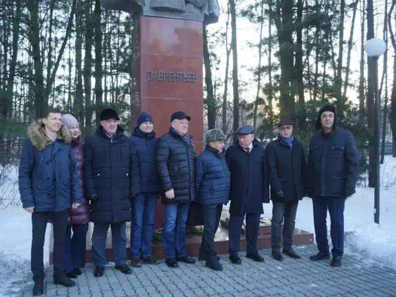 Торжественное возложение цветов к памятнику академику Михаилу Лаврентьеву состоялось во вторник, 19 ноября. В этот день отмечалась 124-я годовщина со дня рождения основателя Сибирского отделения Российской академии наук.