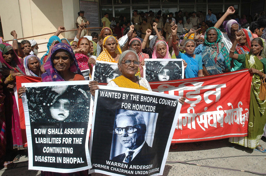 Местные жители протестуют у здания суда в Бхопале, столице индийского штата Мадхья-Прадеш