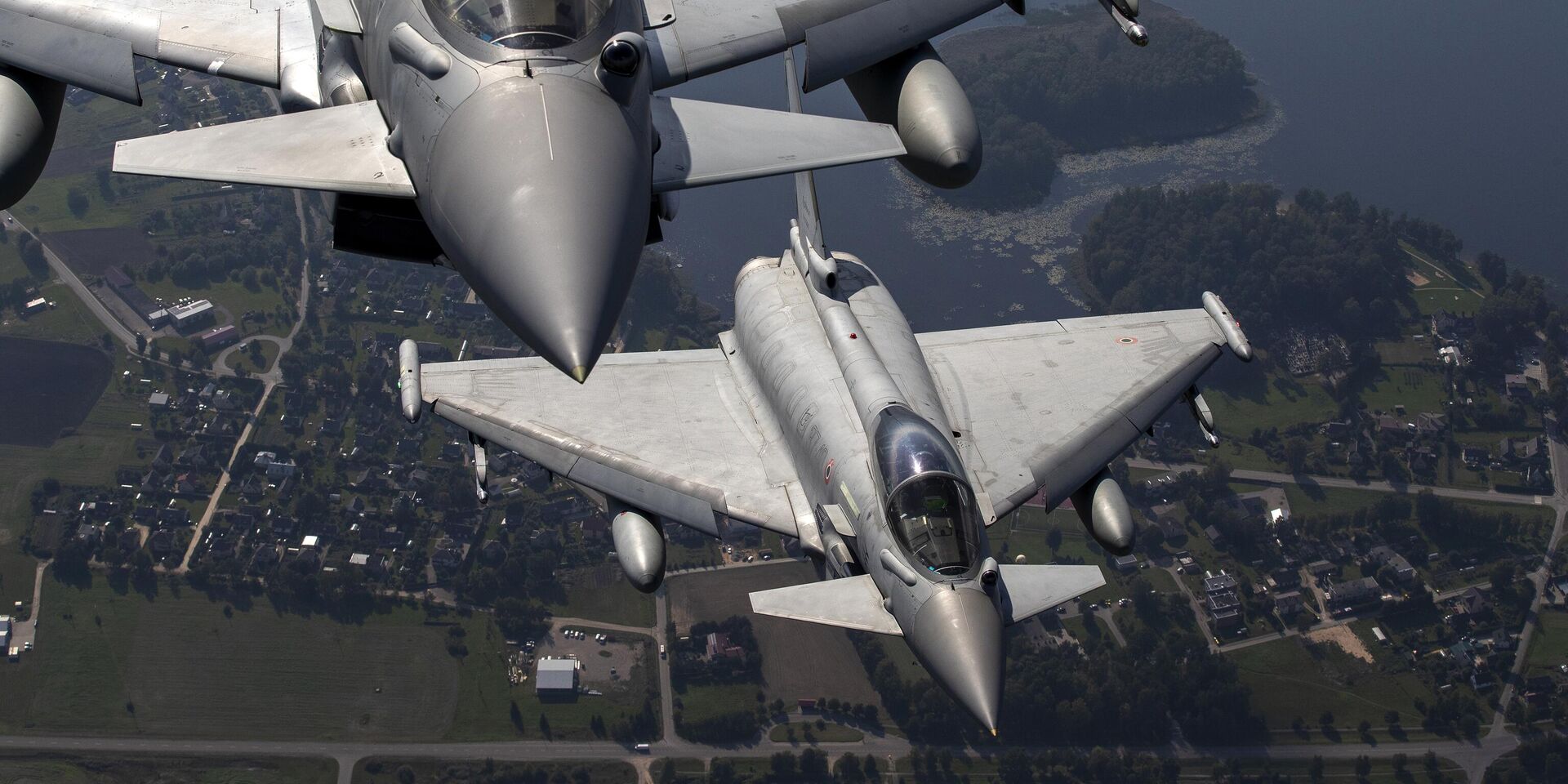Военные истребители Eurofighter Typhoon ВВС Италии принимают участие в миссии НАТО по охране воздушного пространства стран Балтии - в воздушном пространстве Литвы, 12 сентября 2023 года. - ИноСМИ, 1920, 24.04.2025