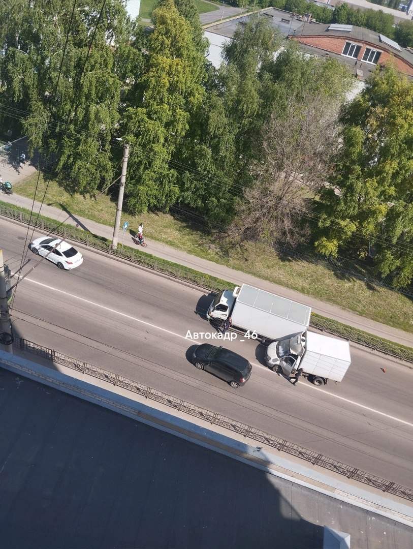 В Курске на Магистральном проезде столкнулись два грузовика