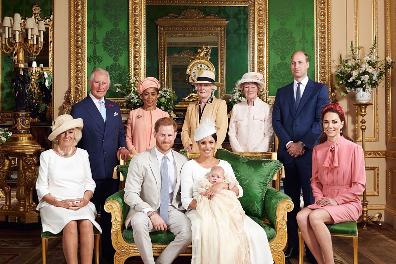 Меган Маркл и принц Гарри с сыном Арчи и королевская семья