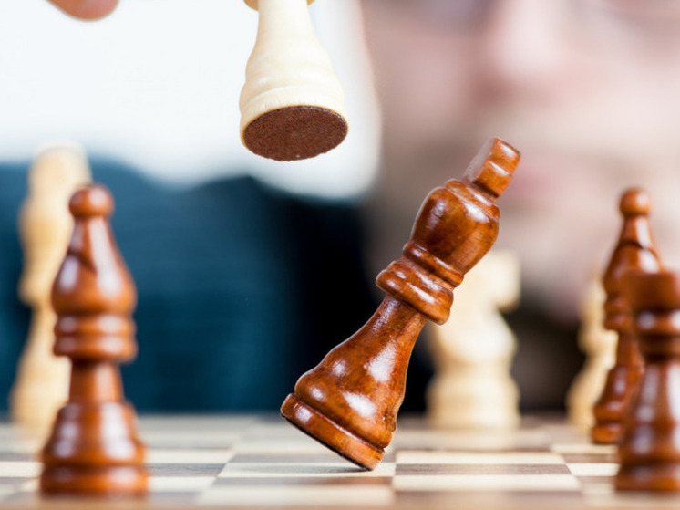 «Разносит губернатора в щепки»‎: Алиханов проиграл в шахматы девятилетке