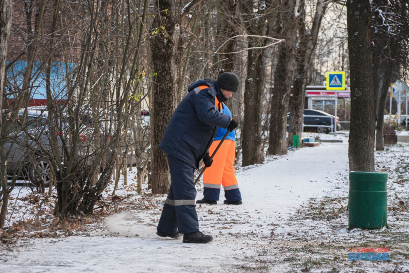 МБУ городское хозяйство Ивантеевка. МБУ городское хозяйство Саки. Дорожные рабочие работают в снегопад. Зима в городе Красноармейск.