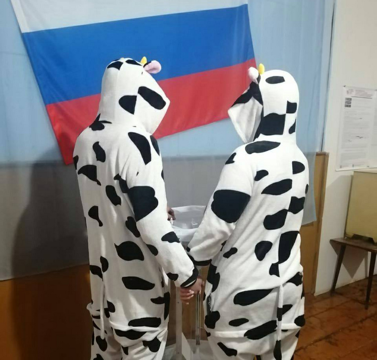 Молодая пара пришли голосовать в пижамах в деревне Украинец