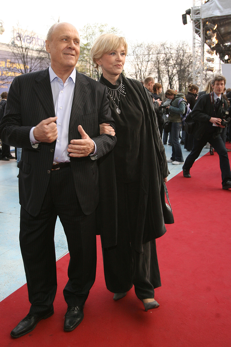 Актриса Вера Алентова и режиссер Владимир Меньшов перед началом церемонии вручения премии «Кинонаграды MTV Россия» в кинотеатре «Пушкинский», 2007 год