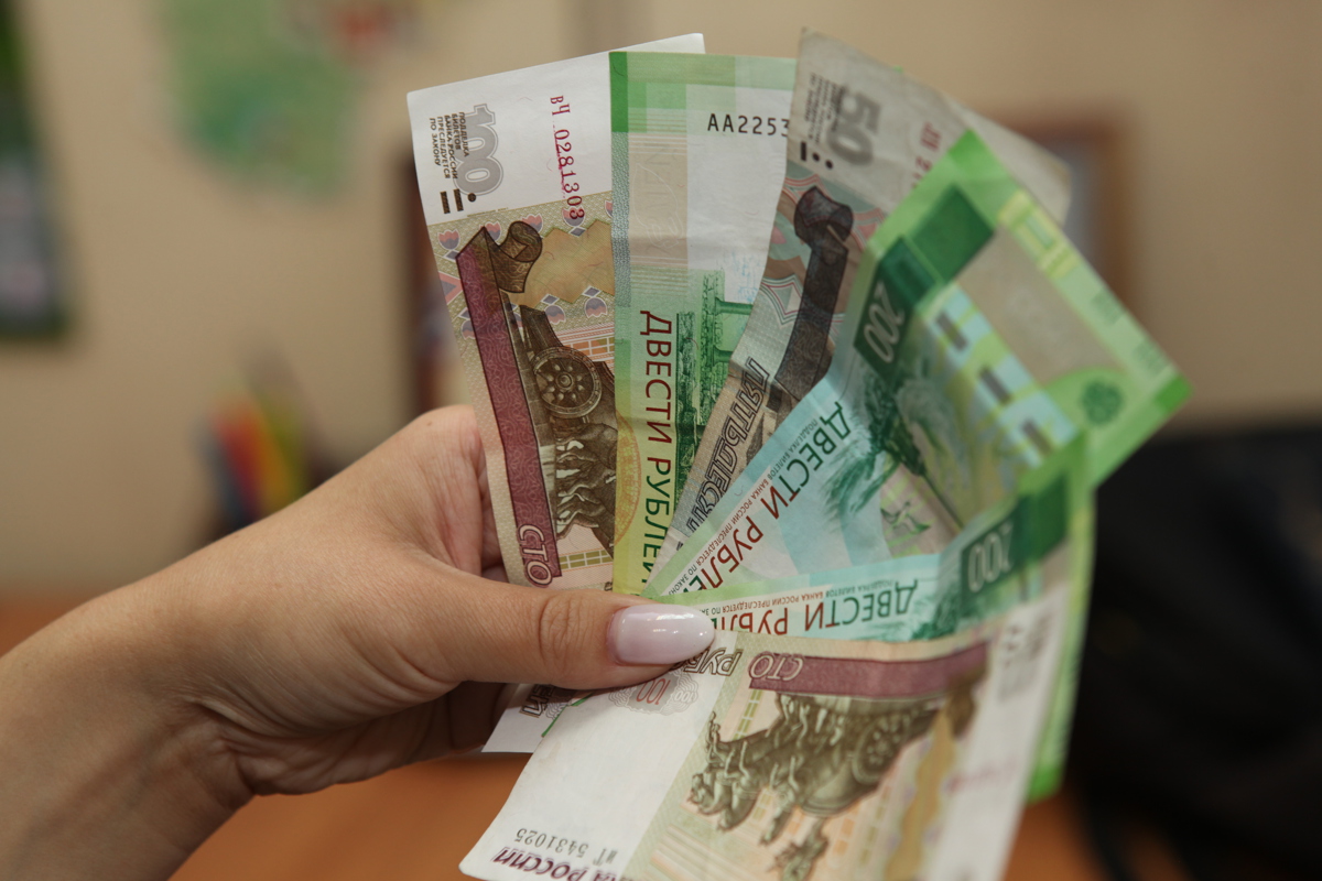 300 тысяч рублей. 90 тысяч рублей в суммах. Тысяча рублей. Ук и деньги. 5 тысяч рублей фото.