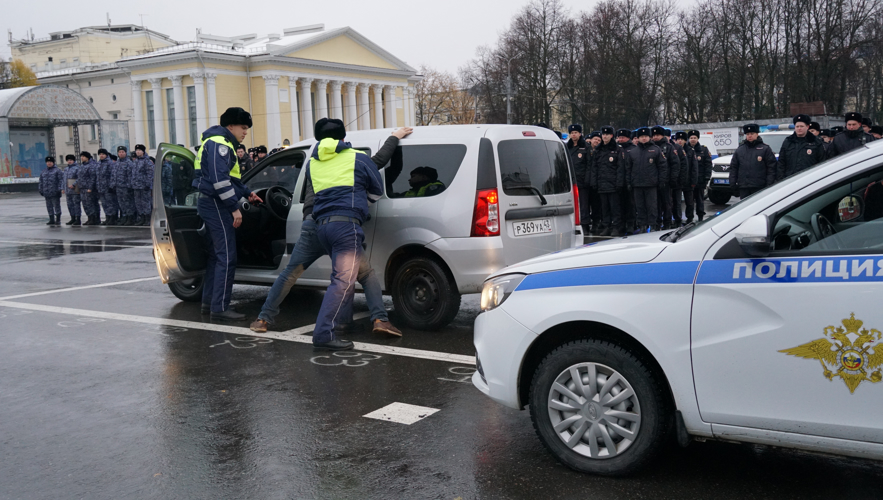 В Кирове росгвардейцы приняли участие в торжественном строевом смотре сил правопорядка