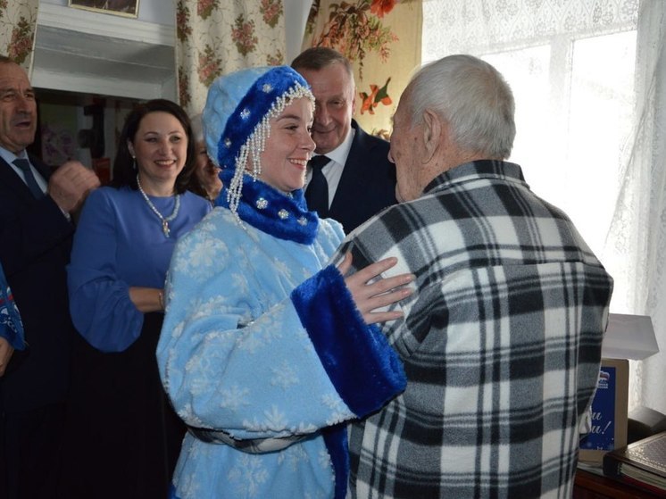 В Арзгирском районе поздравили с Новым годом 96-летнего ветерана-фронтовика