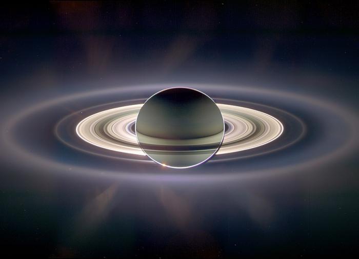 Ученые обнаружили на Сатурне огромный сезонный энергетический дисбаланс