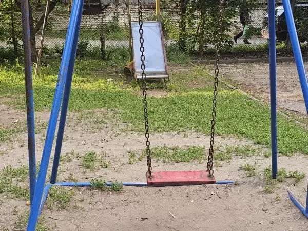 В Ростове жители пожаловались на состояние детской площадки на 40-летия Победы