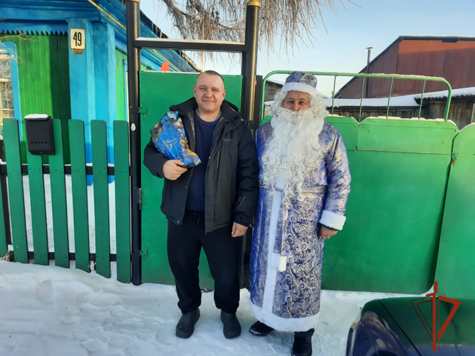 В Черепаново сотрудники вневедомственной охраны Росгвардии поздравили ветеранов службы с наступающим Новым годом