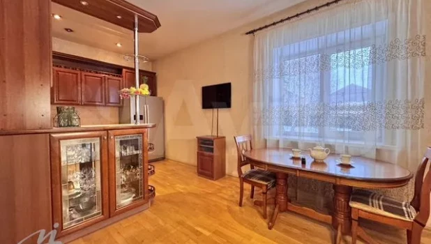 В Барнауле продают коттедж за 19, 8 млн рублей.