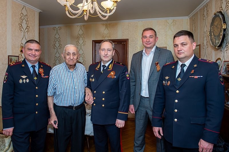 Руководство столичного полицейского Главка и УВД по ЮЗАО поздравили ветерана Великой Отечественной войны Анатолия Егияна с приближающимся Днём Победы