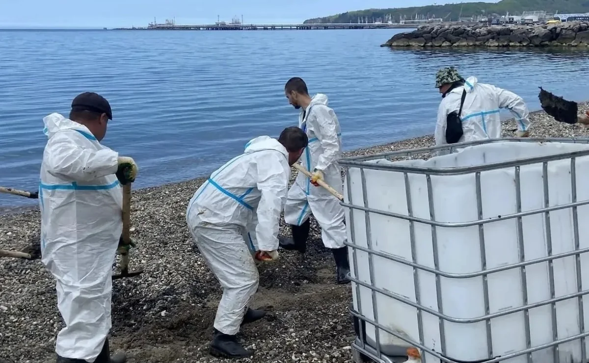В Туапсе собрали 20,8 тыс. кубометров загрязненного мазутом грунта