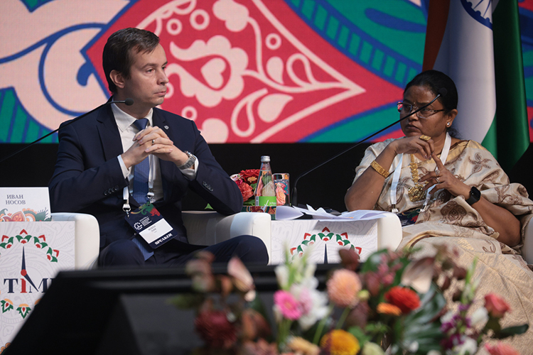 Иван Носов говорил о том, какие возможности сейчас упускают Россия и Индия. К примеру, из $450 млрд экспорта Индии в год только $5 млрд приходятся на Россию