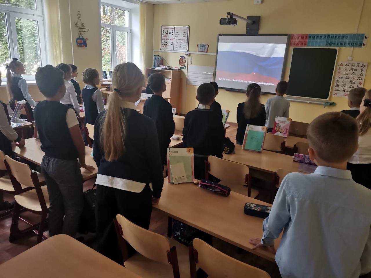 начало школы. уроки безопасности. разговоры о важном день знаний. учебная неделя в школах. средние волосы у школьника.