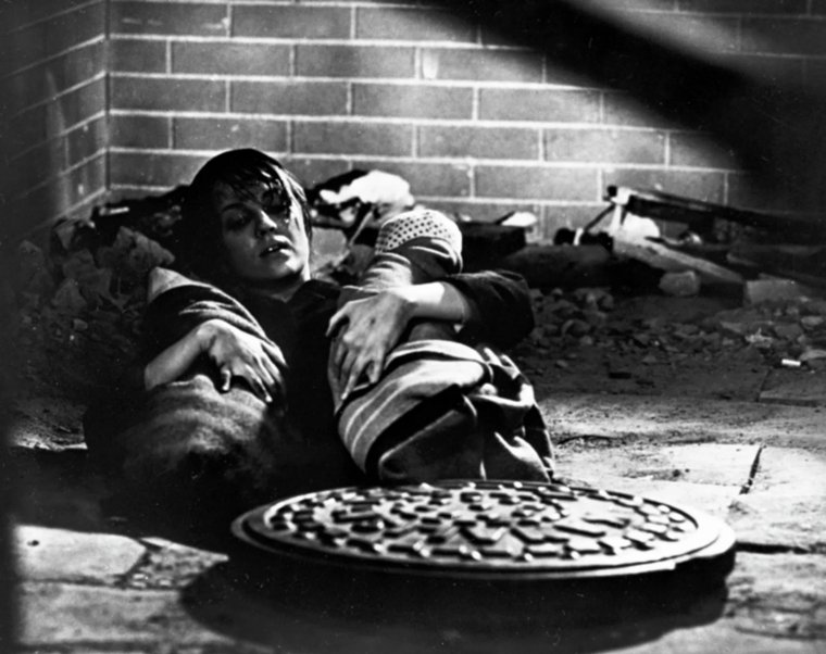 Актриса Екатерина Градова в роли радистки Кэт в фильме «Семнадцать мгновений весны» 