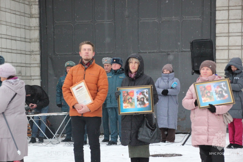 В центре Новосибирска открыли два мурала в честь пожарных