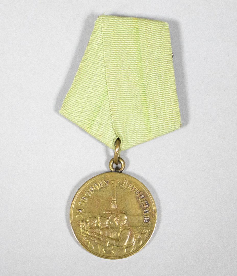 Medal-_Za-oboronu-Leningrada_-peredal-v-surgutskiy-muzey-syn-Viktora-Petrovicha.-Foto-iz-sobraniya-MBUK-_Surgutskiy-kraevedcheskiy-muzey_.jpg