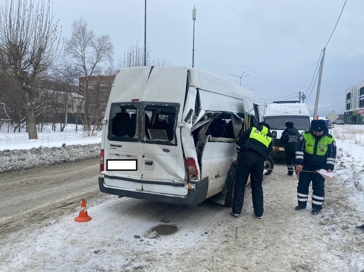 В Первоуральске грузовик въехал в автобус с пассажирами