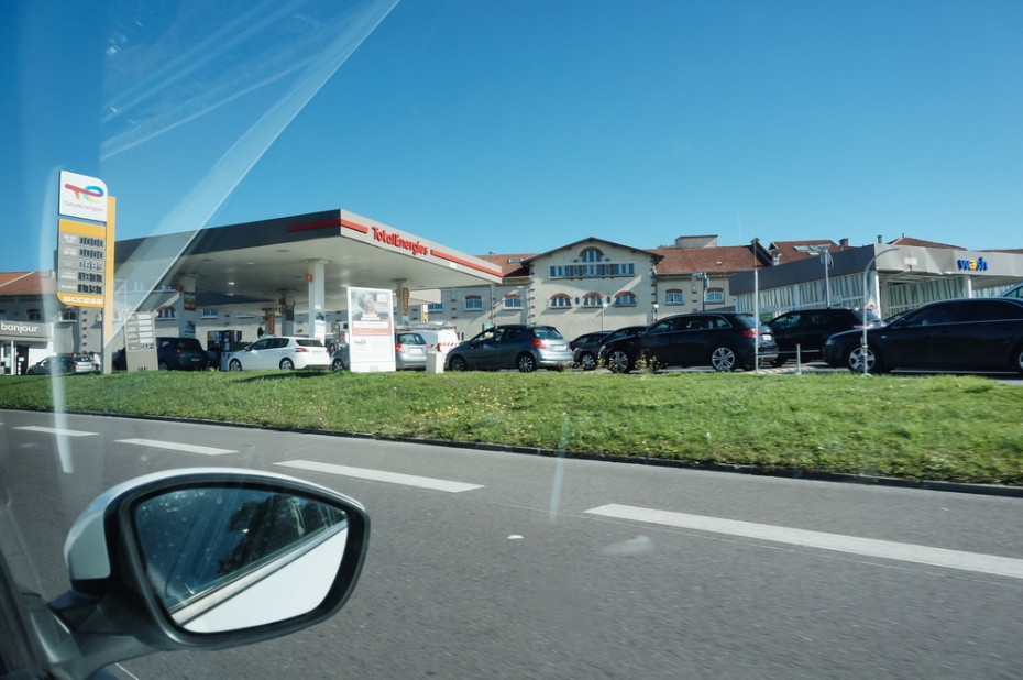 Очередь из автомобилей перед автозаправочной станцией TotalEnergies на фоне общенационального дефицита топлива
