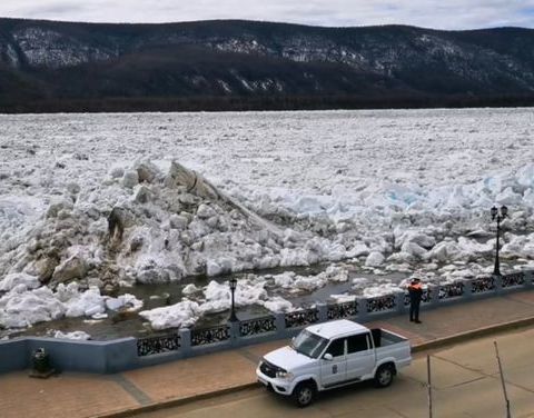 Половодье в Якутии: Ледоход на Лене наблюдается у Ленска
