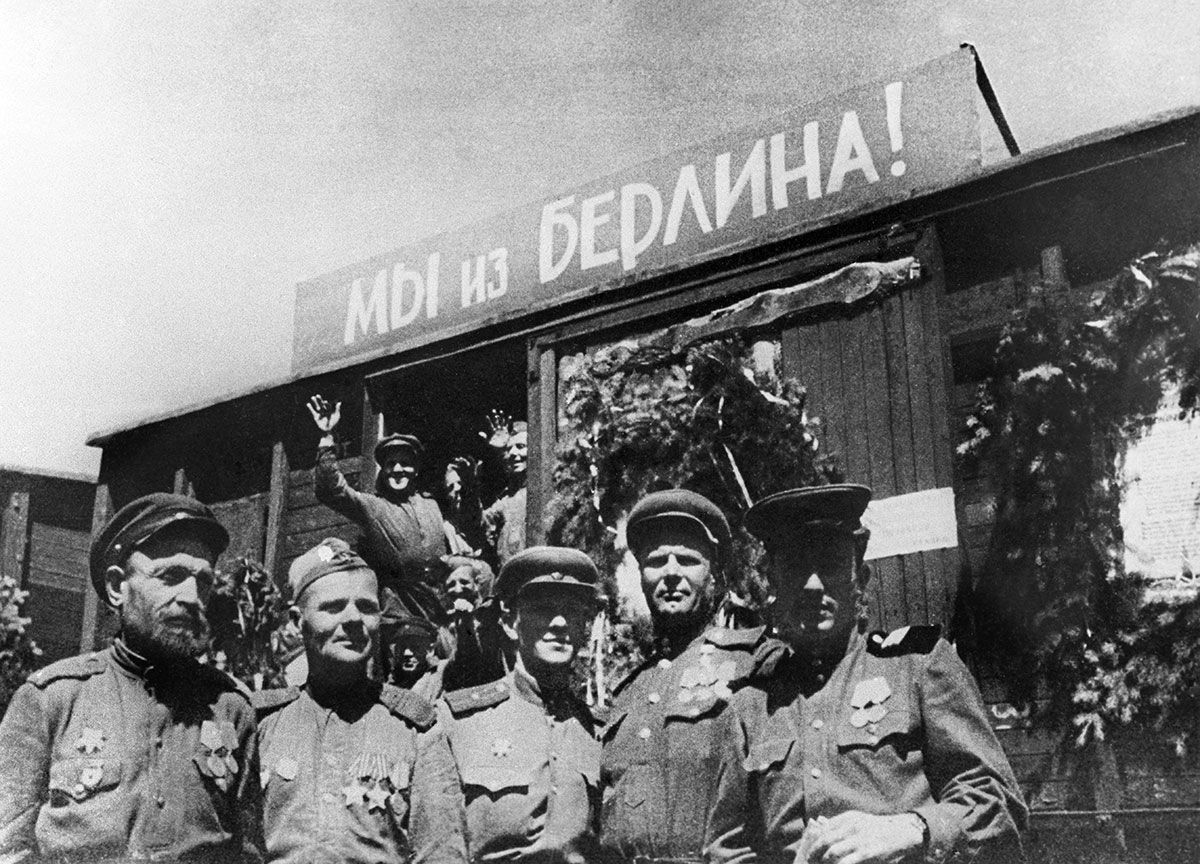 Советские воины-победители у эшелона 