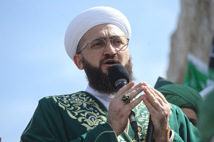 Муфтий Татарстана Камиль хазрат, опираясь на Коран и хадисы, призвал мусульман быть благодарными Аллаху, руководителям, хазратам, улемам и меценатам