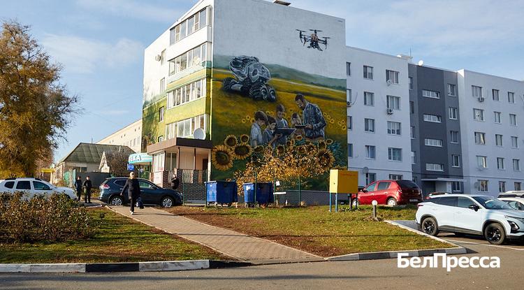 В Короче на фасаде ещё одной многоэтажки нарисовали мурал