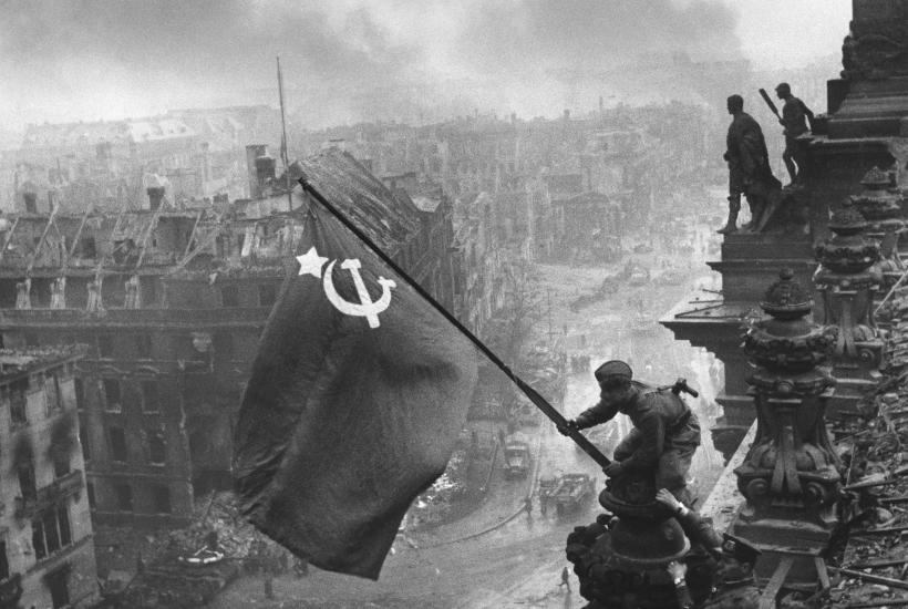 Raising a flag over the Reichstag - Restoration