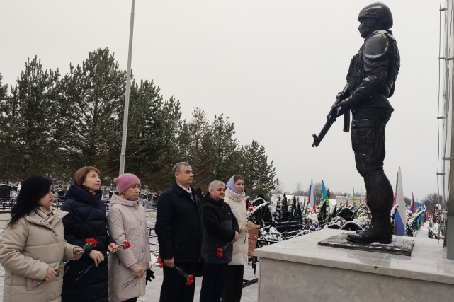 Личный состав Управления Минюста России по Вологодской области почтил память воинов, проявивших отвагу и мужество во имя Родины (09.12.2024) Фото 2