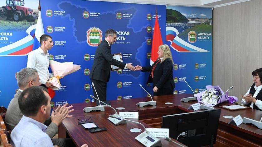 В региональном правительстве государственными наградами отметили амурских железнодорожников - gtrkamur.ru