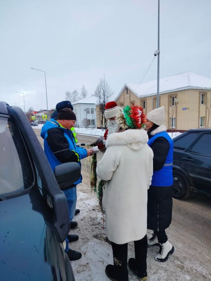 В Агрызе госавтоинспекторы поздравили жителей с наступающим Новым годом