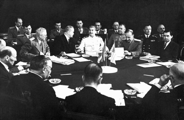 Иосиф Сталин во время Потсдамской конференции - Sputnik Абхазия
