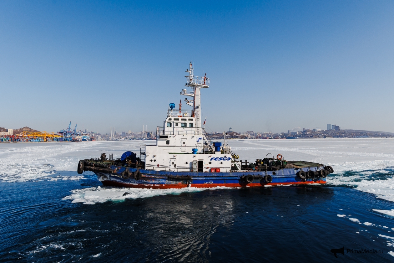 Порт владивосток зимой. Буксир. Вакансии судов владивосток. Фото судно арина. Вакансии судов владивосток.