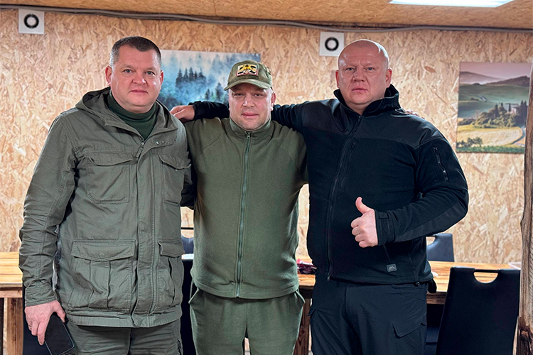 Сквозь разбитые боевыми действиями города караван направился к еще одному Герою России Раилю Габдрахманову.