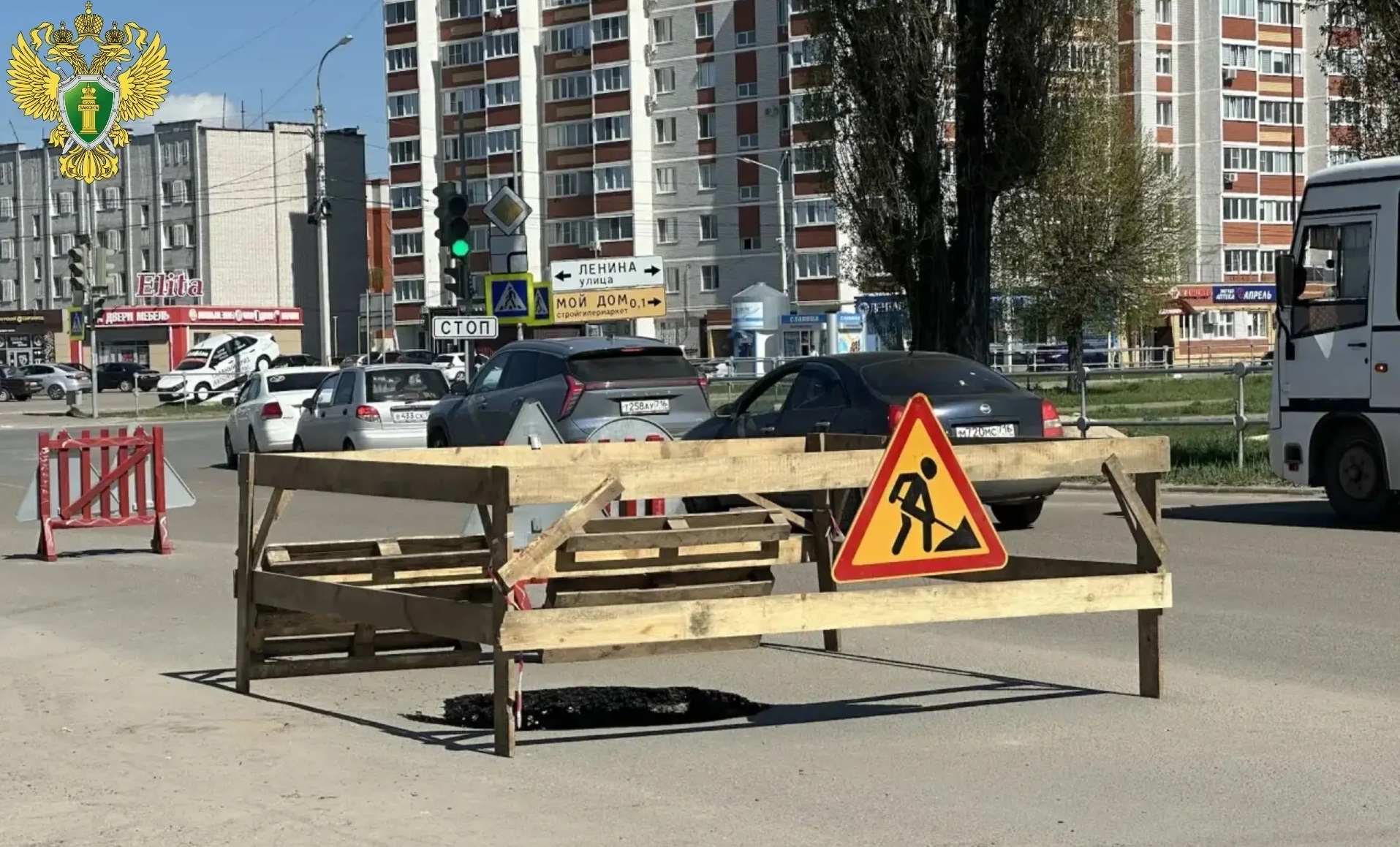 В Волжске обрушилось дорожное покрытие на улице Кузьмина