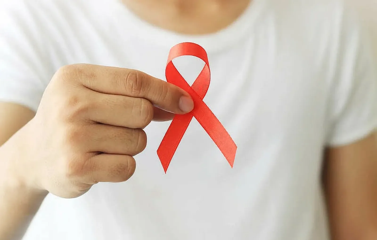 Спид изображение. Профилактика спида и вич инфекции. Красная лента на человеке. Спид изображение. Вич презентация.