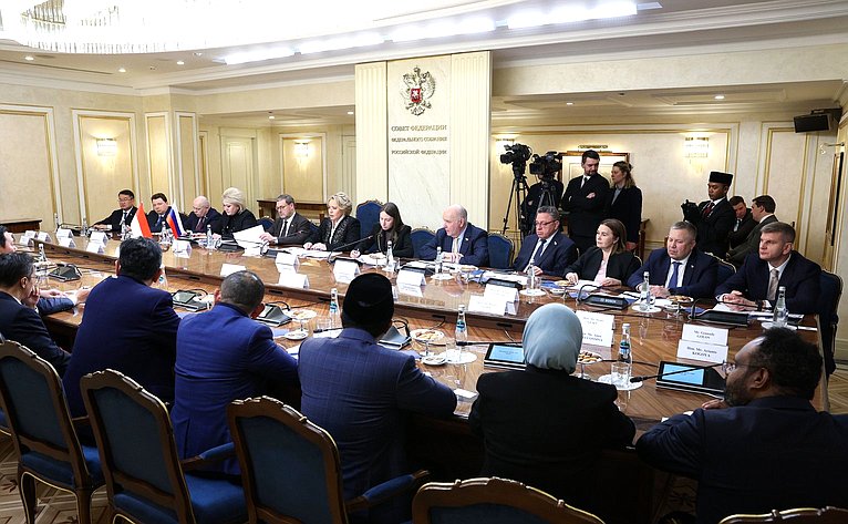 Валентина Матвиенко провела встречу с Председателем Совета представителей регионов Республики Индонезии Султаном Бактиаром Наджамундином