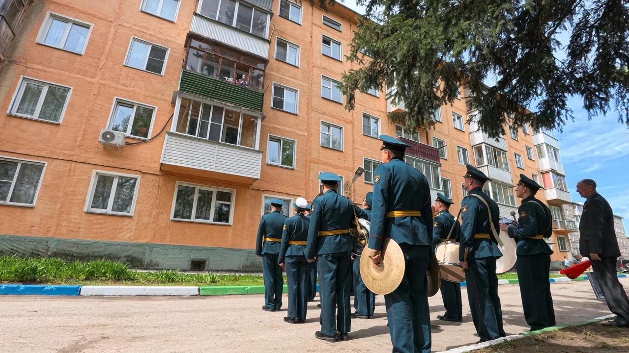 Фото Новосибирцы устроили парад Победы у окон 100-летнего ветерана 6