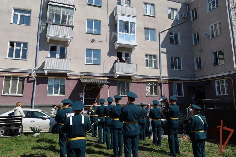 Ветеранов Великой Отечественной войны на Урале росгвардейцы поздравили персональными парадами