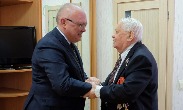 Лагерь в Крыму, иностранцы и юбилейная медаль. Главное за 4 февраля