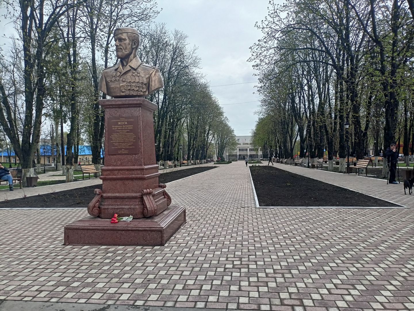 Памятник Герою России и Герою ДНР, именем которого названа одна из улиц, — Владимиру Жоге