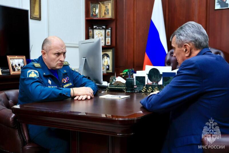 Первые лица МЧС России Александр Куренков и Северной Осетии Сергeй Меняйло оценили возможность создания региональной пожарной охраны