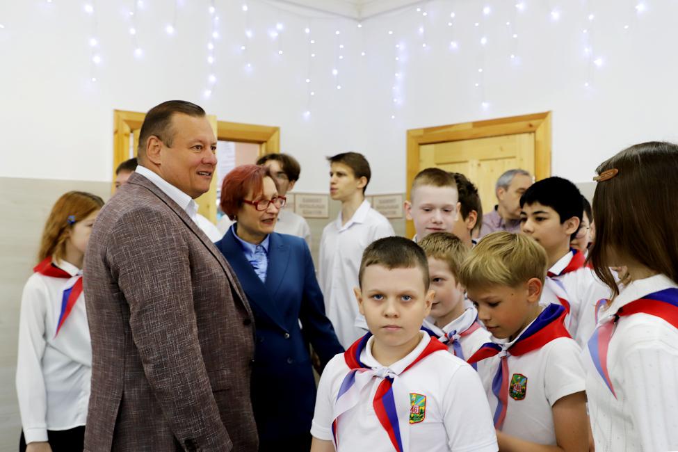 Перед открытием культурно-просветительского проекта «Любить Родину!» с участием депутата Андрея Любавского, фото Александры Федотовой