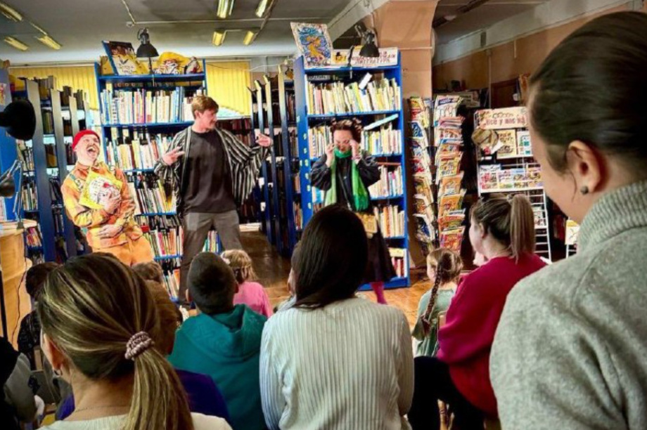 Актёры из Москвы привезли на Камчатку детский спектакль о книгах и библиотеке. Фото: kamgov.ru. Фотография 11