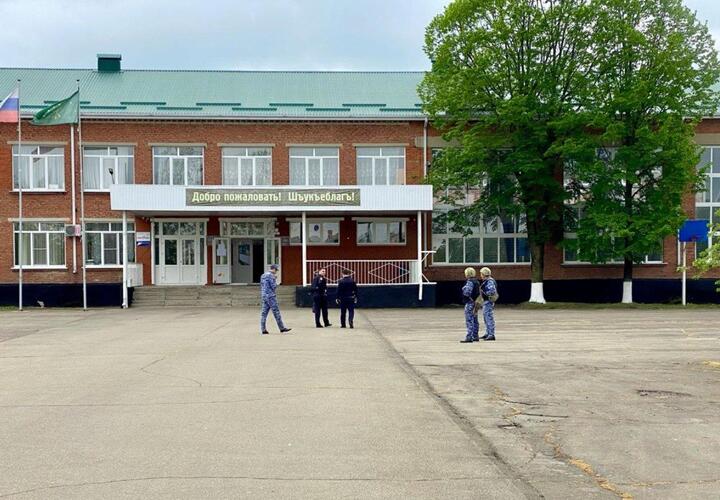 Учеников и педагогов эвакуировали из школы в Адыгее из-за угрозы минирования