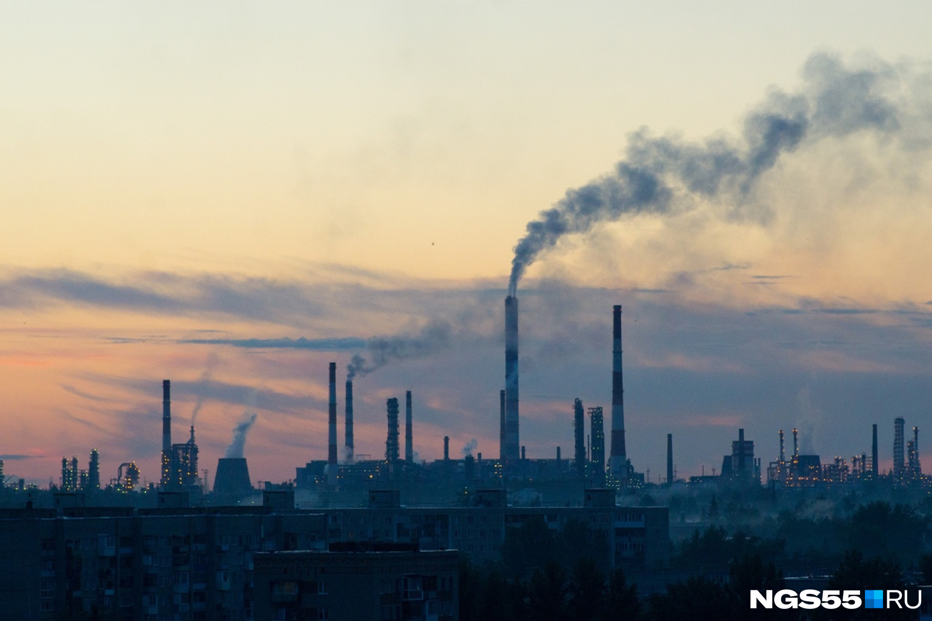 Загрязнение атмосферы в татарстане. Экологические проблемы татарстана. Грязный воздух красноярск. Нефтеперерабатывающий завод нижнекамск. Экологическая ситуация в татарстане.