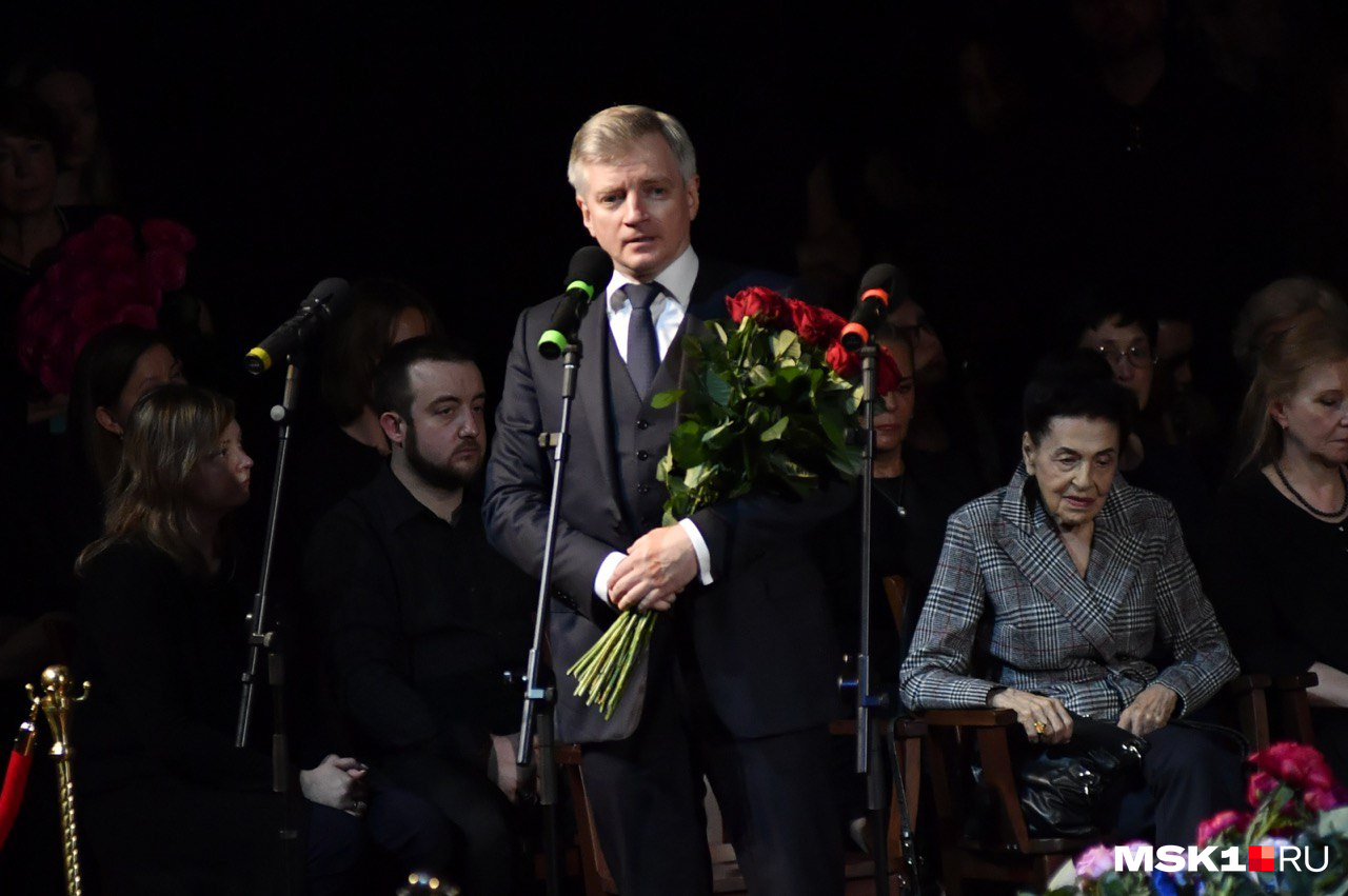 Прощание с ширвиндтом прямая трансляция. Ширвиндт на похоронах державина. Прощание с ширвиндтом прямая трансляция. Похороны веры васильевой. Могила михаила державина.