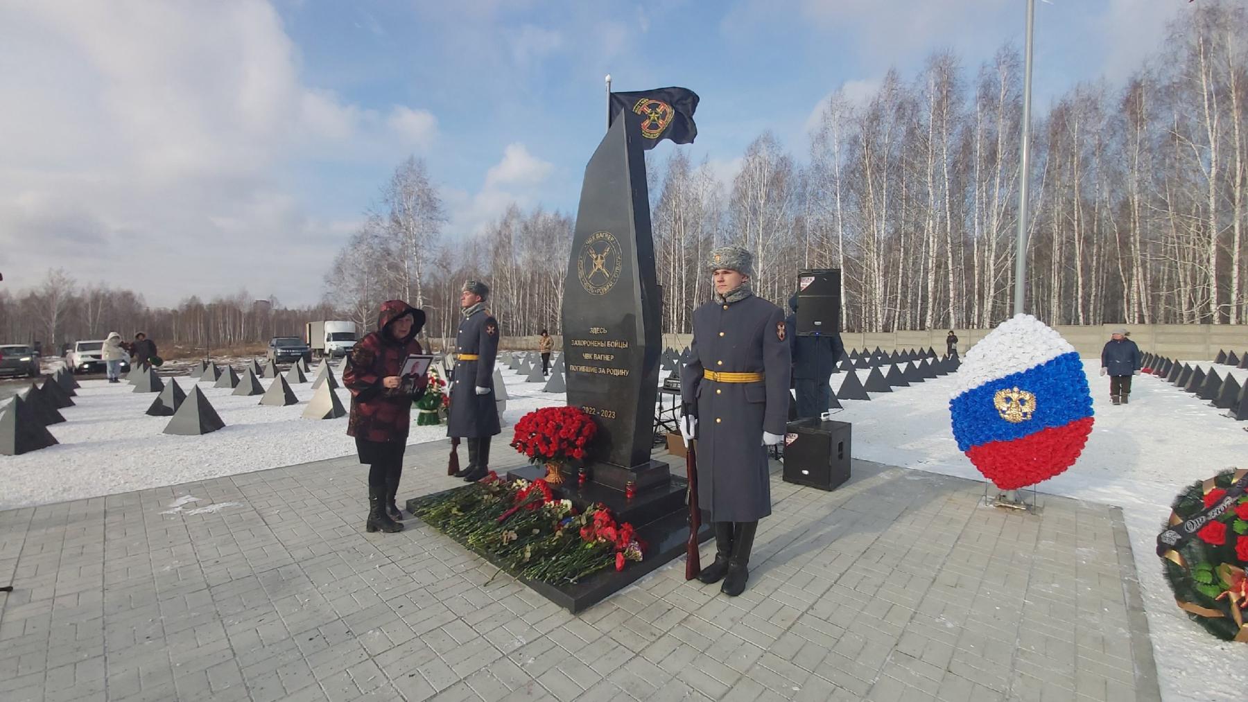 Фото Сотни мраморных «зубов дракона». В Новосибирске открыли мемориал погибшим бойцам ЧВК «Вагнер» 2